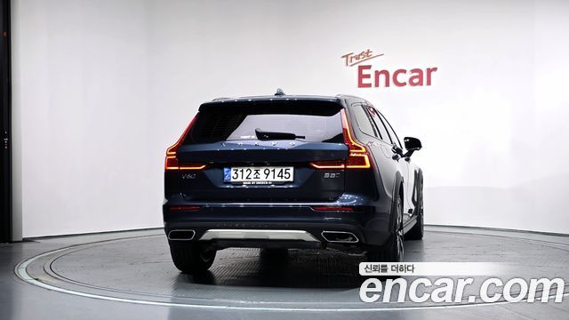 Volvo V60 Cross Country (II) B5 Pro AWD 2022 — фото 4