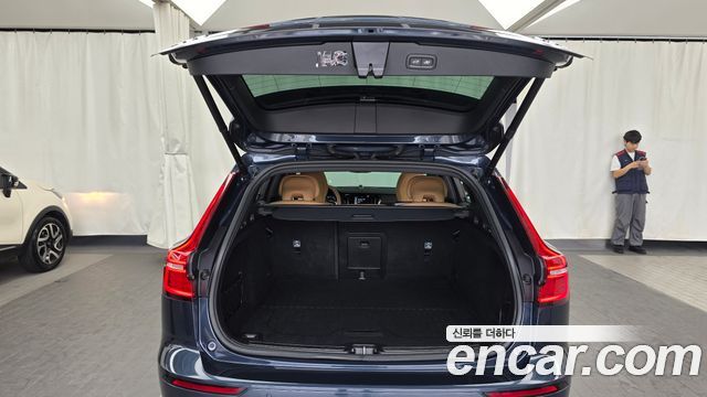Volvo V60 Cross Country (II) B5 Pro AWD 2022 — фото 20