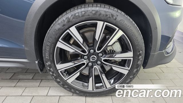 Volvo V60 Cross Country (II) B5 Pro AWD 2022 — фото 21