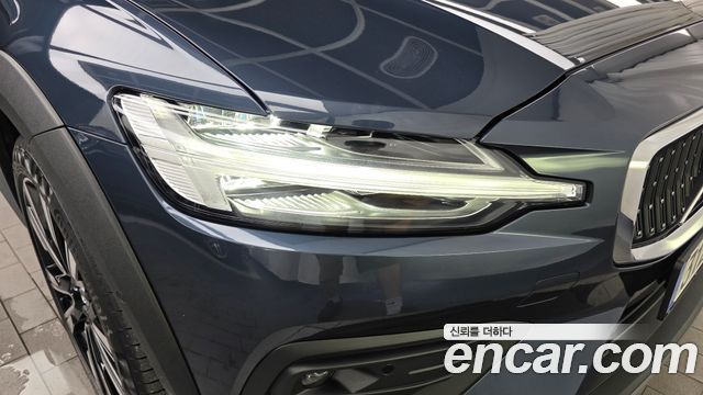 Volvo V60 Cross Country (II) B5 Pro AWD 2022 — фото 22