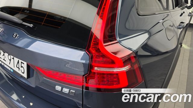 Volvo V60 Cross Country (II) B5 Pro AWD 2022 — фото 23