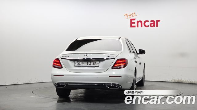 Mercedes-Benz E-Class (W213) E220d 4MATIC Exclusive 2017 — фото 4