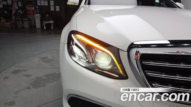 Mercedes-Benz E-Class (W213) E220d 4MATIC Exclusive 2017 — фото 28