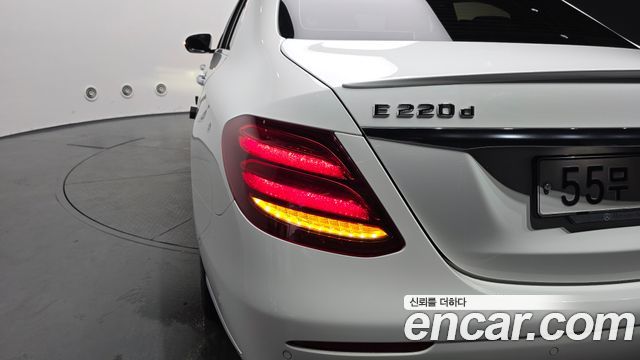 Mercedes-Benz E-Class (W213) E220d 4MATIC Exclusive 2017 — фото 29