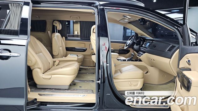 Kia Carnival 9-Seater Hi-Limousine Noblesse Special 2019 — фото 12