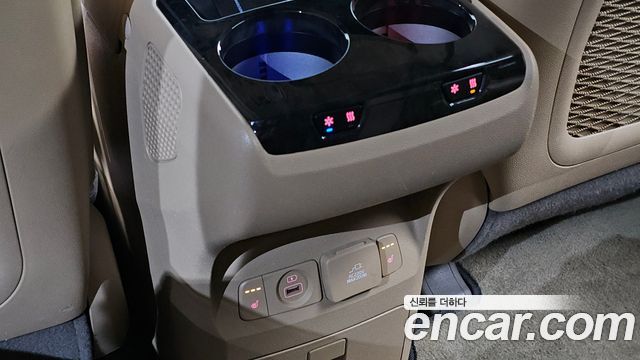 Kia Carnival 9-Seater Hi-Limousine Noblesse Special 2019 — фото 18