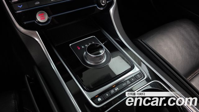 Jaguar XE 20t Prestige 2016 — фото 9