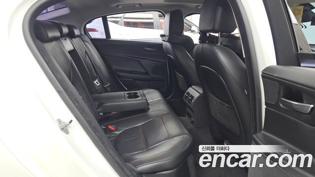 Jaguar XE 20t Prestige 2016 — фото 12