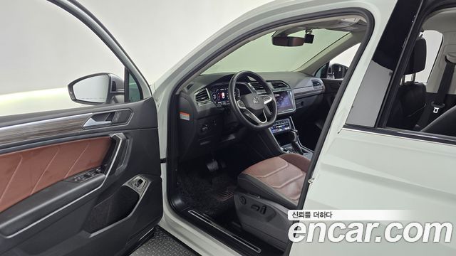 Volkswagen Tiguan Allspace 2.0 TSI Prestige 2023 — фото 10