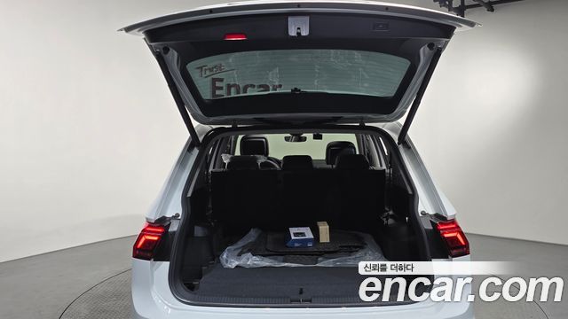 Volkswagen Tiguan Allspace 2.0 TSI Prestige 2023 — фото 19