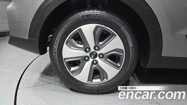Kia Niro 1.6 HEV Luxury 2020 — фото 5