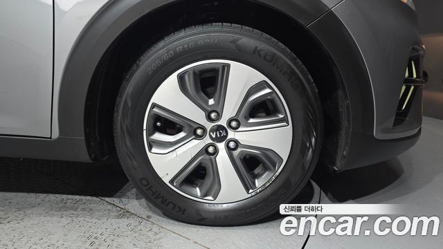 Kia Niro 1.6 HEV Luxury 2020 — фото 21
