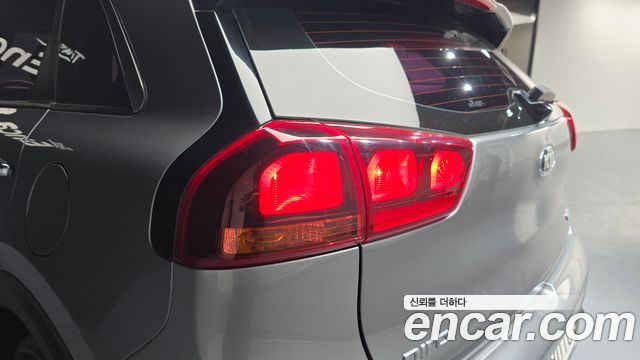 Kia Niro 1.6 HEV Luxury 2020 — фото 23