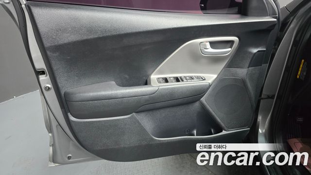 Kia Niro 1.6 HEV Luxury 2020 — фото 24