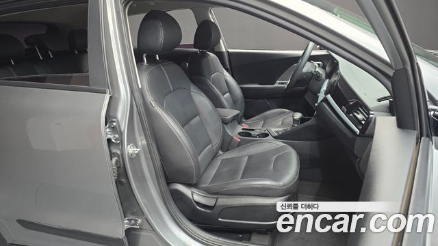 Kia Niro 1.6 HEV Luxury 2020 — фото 26