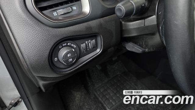 Jeep Renegade 2.4 Limited 2019 — фото 18