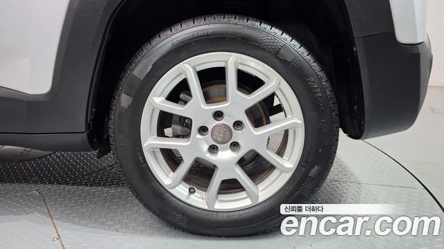 Jeep Renegade 2.4 Limited 2019 — фото 21