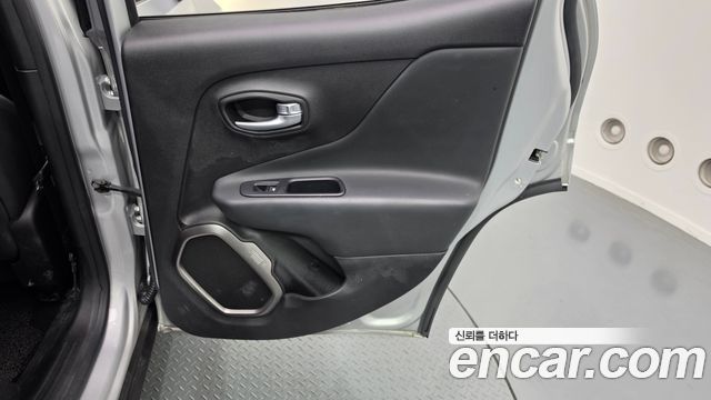 Jeep Renegade 2.4 Limited 2019 — фото 25