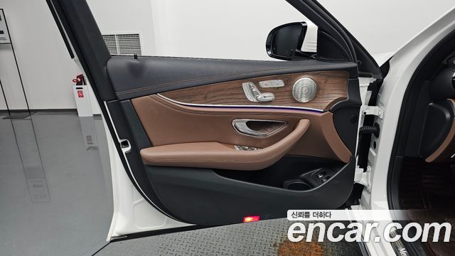 Mercedes-Benz E-Class (W213) E300e 4MATIC Exclusive 2023 — фото 24