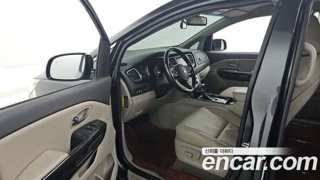 Kia Carnival 9-Seater Prstige 2019 — фото 10