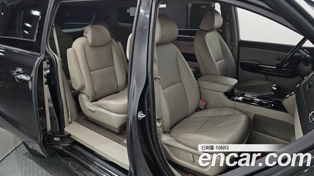 Kia Carnival 9-Seater Prstige 2019 — фото 11