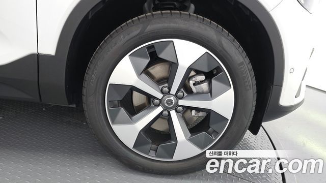 Volvo XC40 B4 Ultra Bright 2025 — фото 5