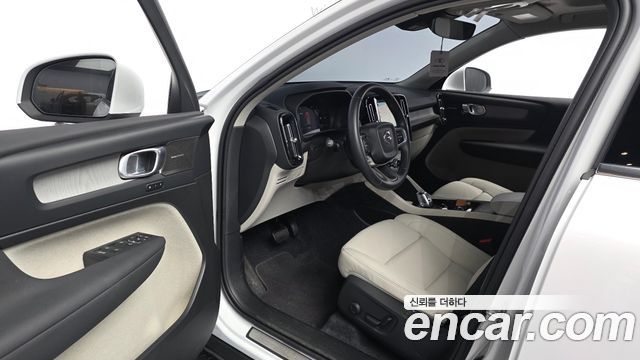 Volvo XC40 B4 Ultra Bright 2025 — фото 10