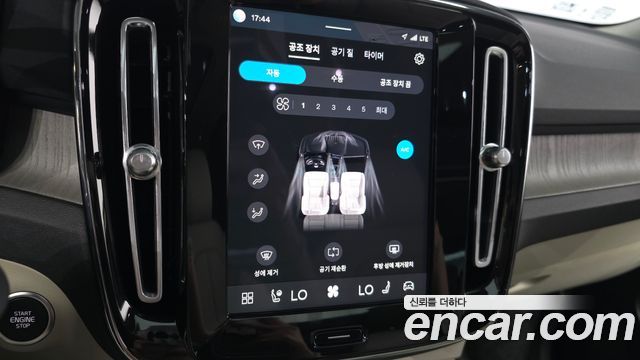 Volvo XC40 B4 Ultra Bright 2025 — фото 17