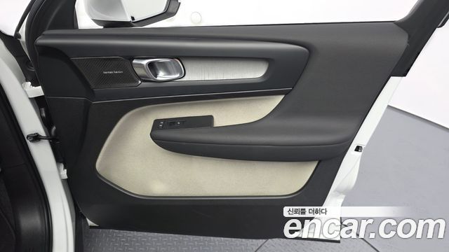 Volvo XC40 B4 Ultra Bright 2025 — фото 24