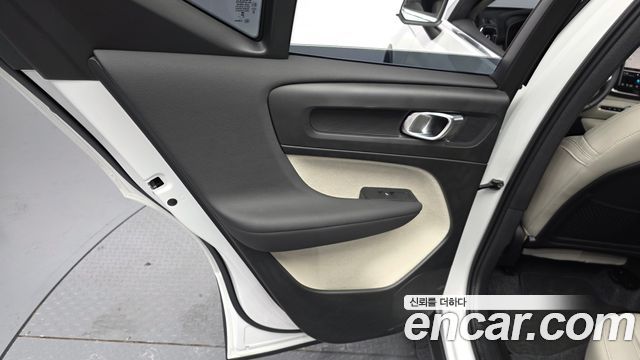 Volvo XC40 B4 Ultra Bright 2025 — фото 25