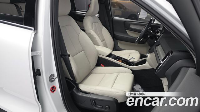 Volvo XC40 B4 Ultra Bright 2025 — фото 26