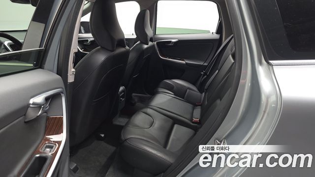 Volvo XC60 D4 1st 2017 — фото 12