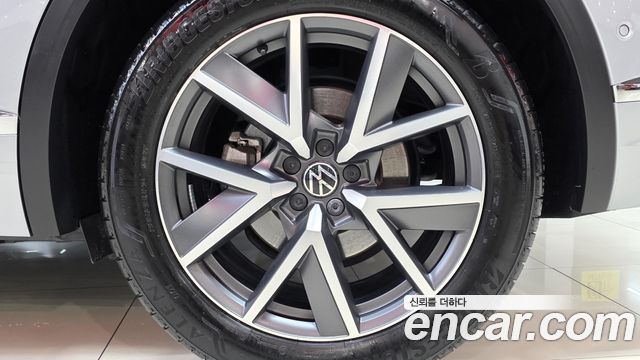 Volkswagen Touareg (III) 3.0 TDI Prestige 2023 — фото 24