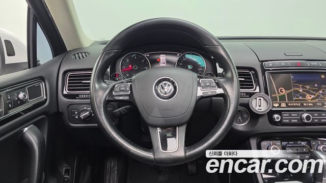 Volkswagen Touareg V6 3.0 TDI Bluemotion Premium 7P5 2015 — фото 14