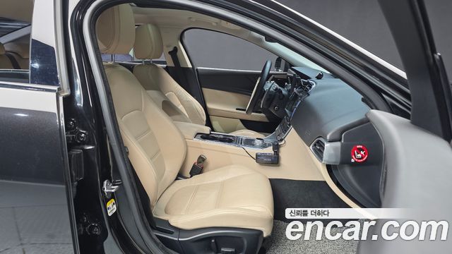 Jaguar XE 20t Prestige 2016 — фото 11