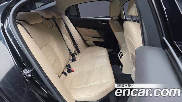 Jaguar XE 20t Prestige 2016 — фото 12