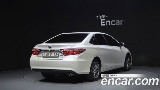 Toyota Camry Hybrid XLE 2017 — фото 2