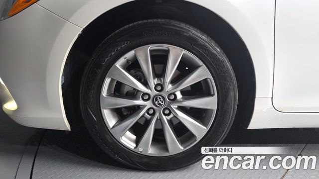 Toyota Camry Hybrid XLE 2017 — фото 5