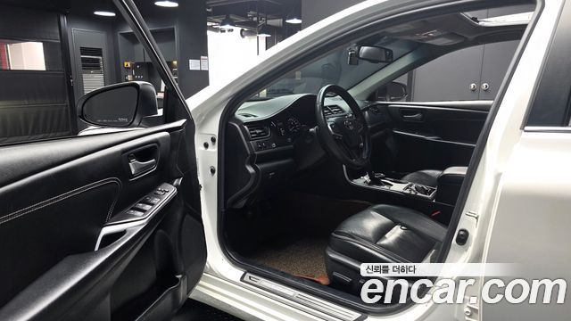 Toyota Camry Hybrid XLE 2017 — фото 10