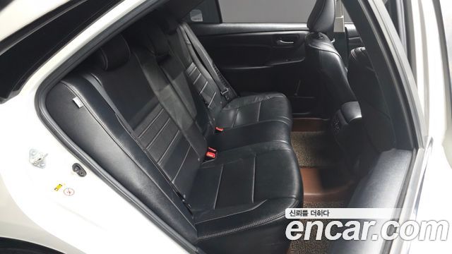 Toyota Camry Hybrid XLE 2017 — фото 12