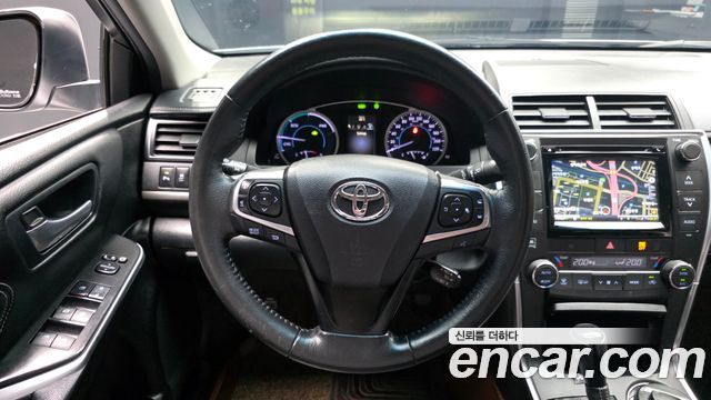 Toyota Camry Hybrid XLE 2017 — фото 13