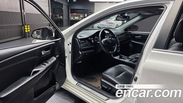 Toyota Camry Hybrid XLE 2016 — фото 10