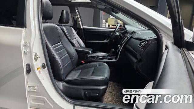 Toyota Camry Hybrid XLE 2016 — фото 11