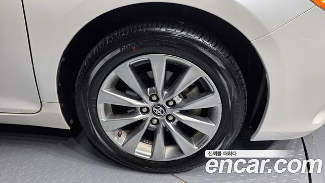 Toyota Camry Hybrid XLE 2016 — фото 21