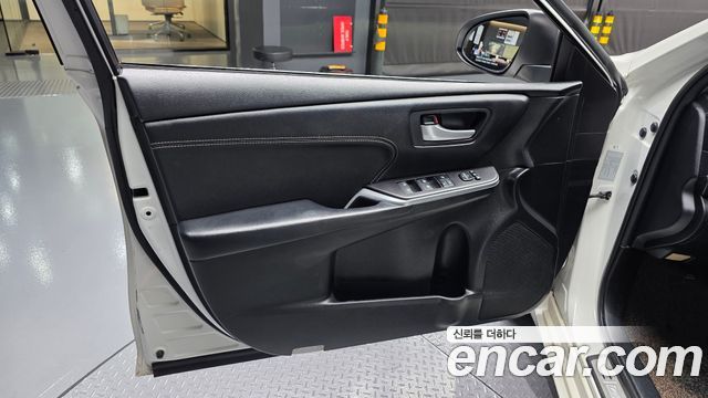 Toyota Camry Hybrid XLE 2016 — фото 24