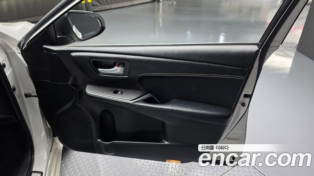 Toyota Camry Hybrid XLE 2016 — фото 25