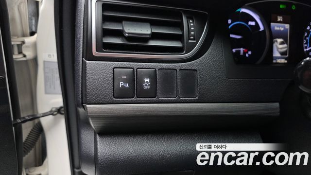 Toyota Camry Hybrid XLE 2016 — фото 28