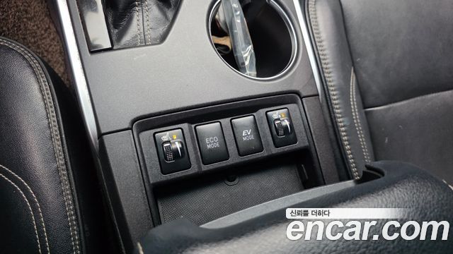 Toyota Camry Hybrid XLE 2016 — фото 31