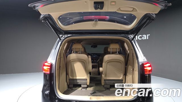 Kia Carnival 9-Seater Prstige 2020 — фото 20