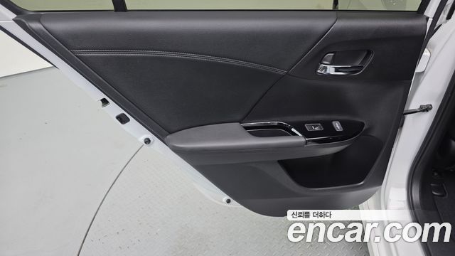 Honda Accord 2.0 Hybrid 9th 2017 — фото 25